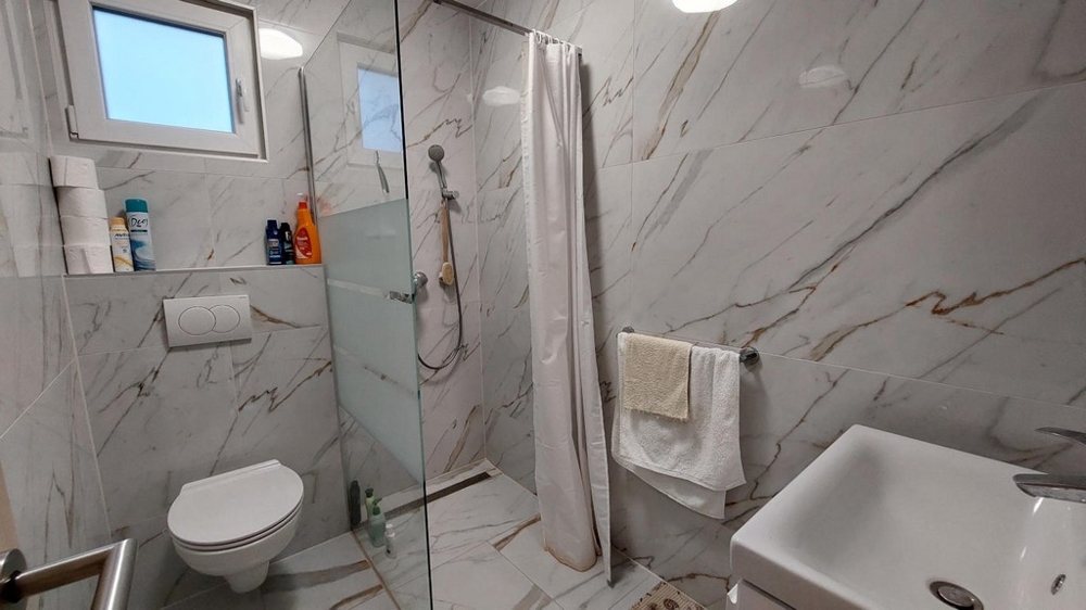 Salle de bains avec douche et détails en marbre du bien H3491 en Croatie