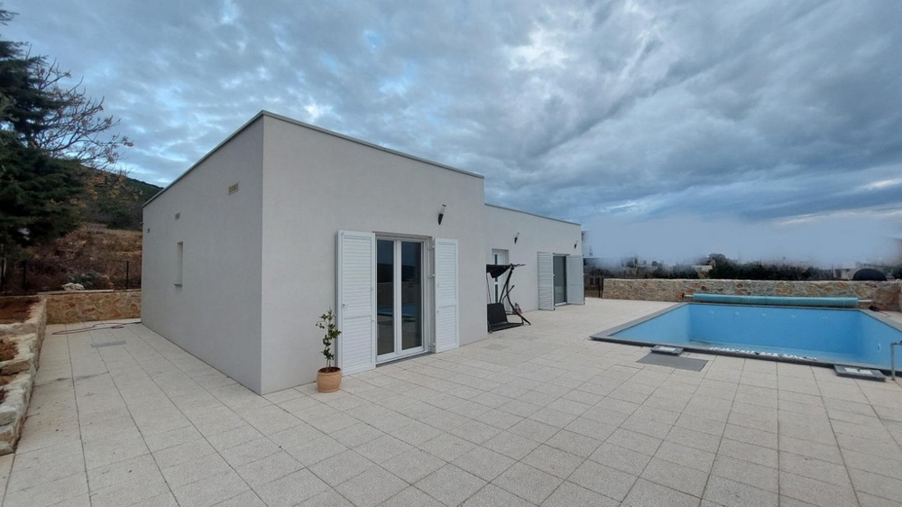 Bungalow moderne avec piscine.