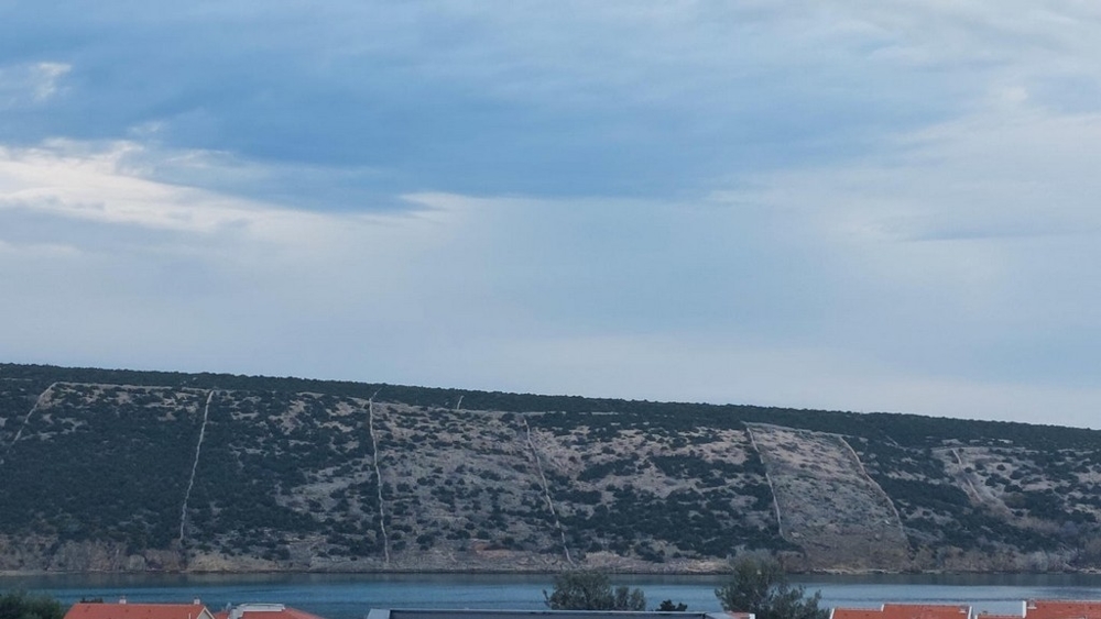 La vue mer de la maison H3491, en vente sur l'île de Pag en Croatie.