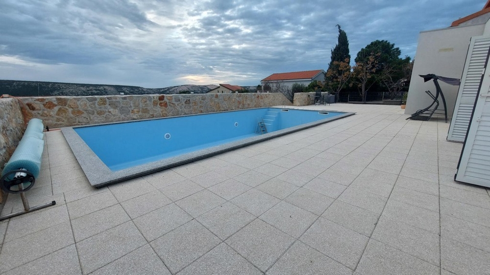 Piscine moderne avec terrasse et vue mer, bien H3491, Panorama Scouting