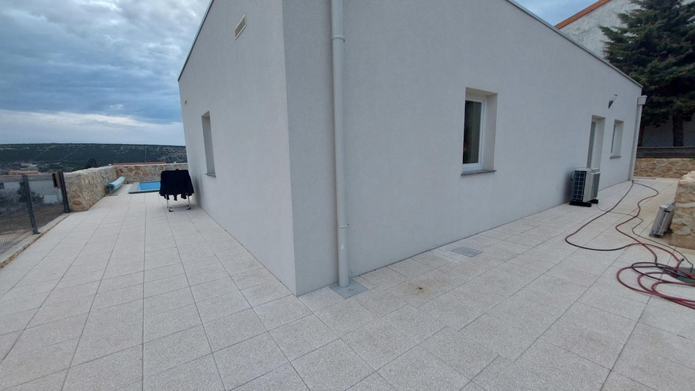 Vue extérieure d'une maison individuelle avec grande terrasse, Croatie