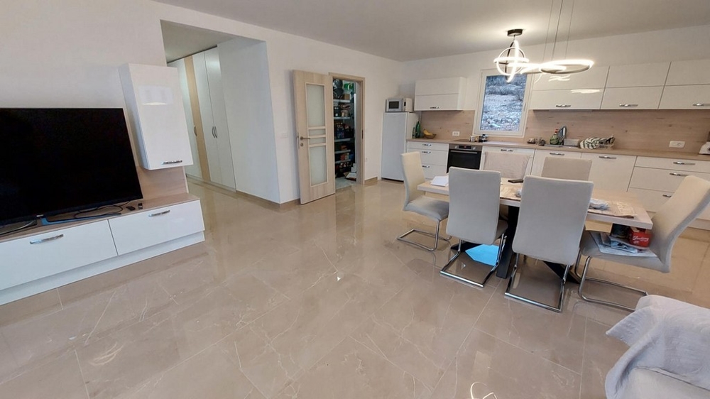 Cuisine moderne avec coin repas, intérieur lumineux