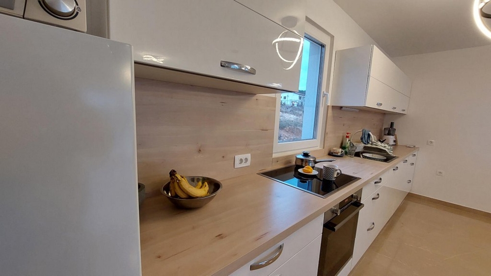 Détail de la cuisine équipée avec plan de travail et appareils