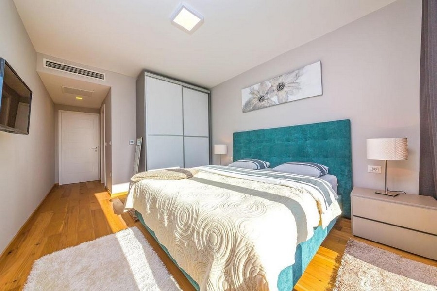 Chambre avec lit double et accès direct à la terrasse