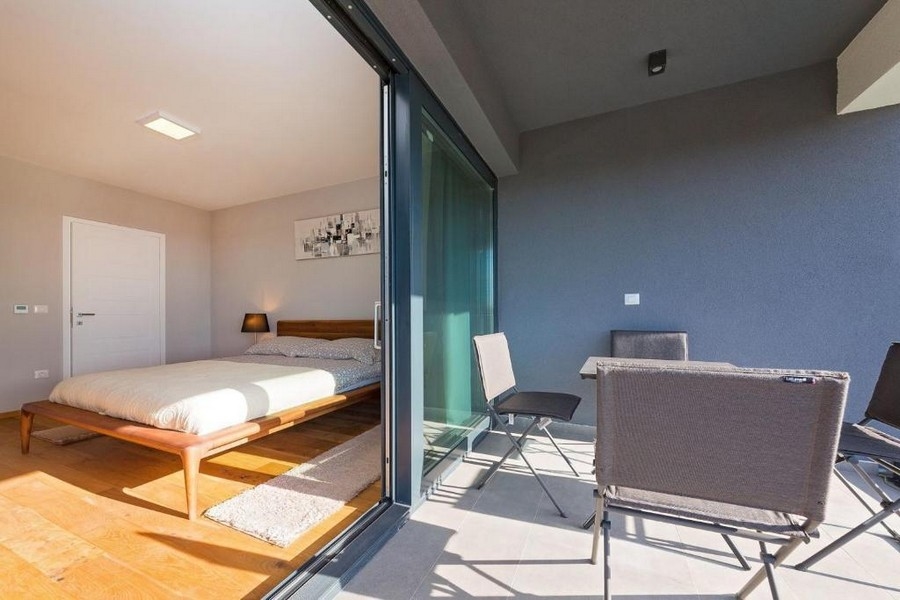 Chambre avec balcon et vue sur la verdure