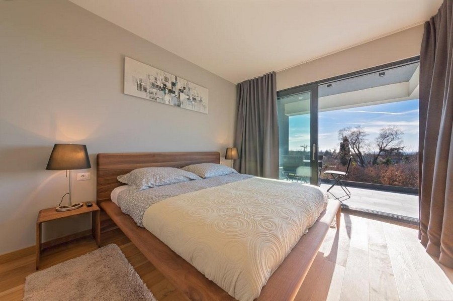Chambre avec grandes fenêtres et beaucoup de lumière naturelle