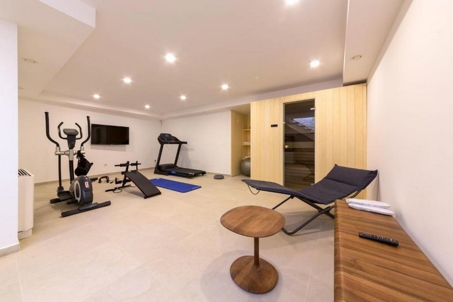 Salle de fitness avec sauna et appareils d'entraînement