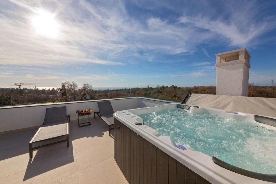 Toit-terrasse avec jacuzzi et vue mer de la villa H3503, en vente en Istrie.