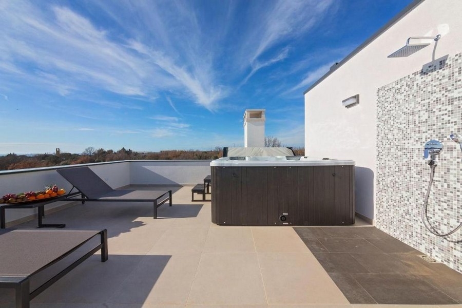 Toit-terrasse avec jacuzzi et douche extérieure - bien H3503 en Istrie.
