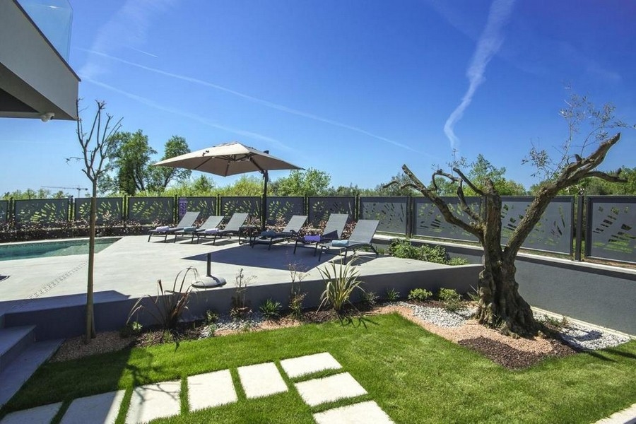 Piscine avec solarium et jardin