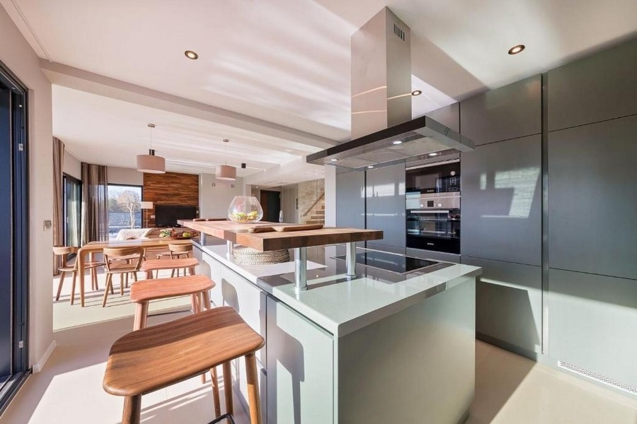Cuisine ouverte moderne avec îlot de cuisson et tabourets de bar
