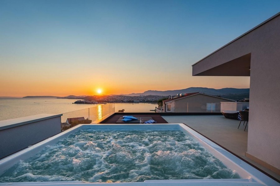 Jacuzzi sur le toit-terrasse avec vue mer