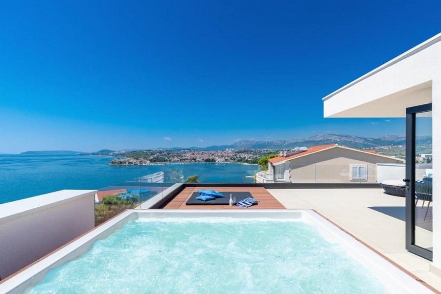 Vue panoramique exceptionnelle sur la mer et jacuzzi sur le toit-terrasse.
