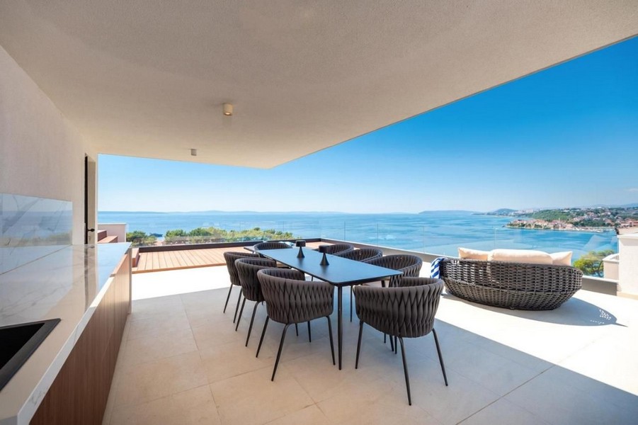 Terrasse et magnifique panorama sur la mer.