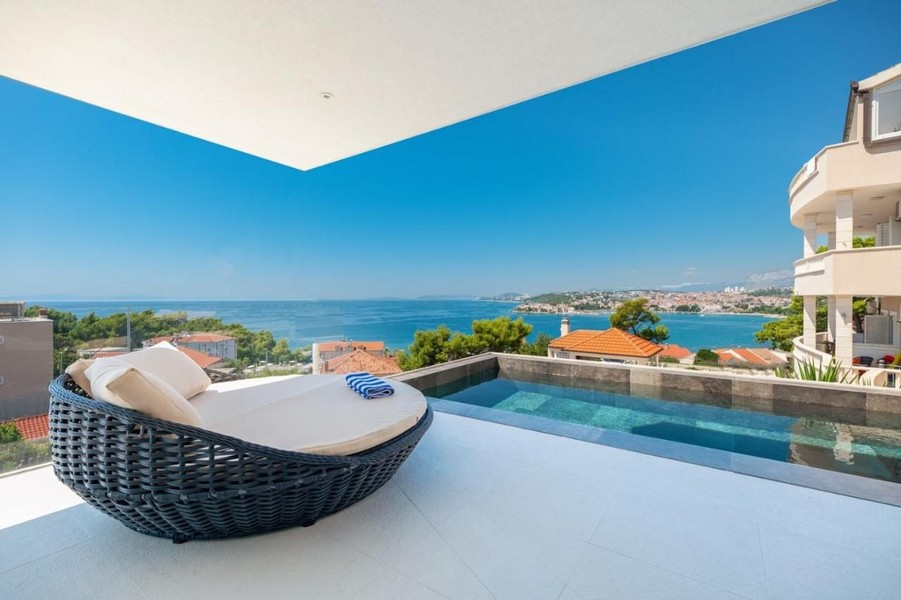 Terrasse avec vue mer et piscine