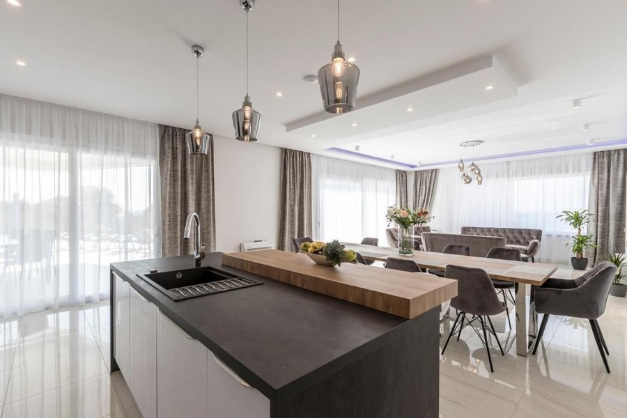 Cuisine moderne avec vue sur le séjour