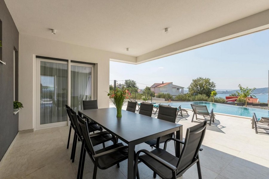 Terrasse couverte avec vue sur la piscine