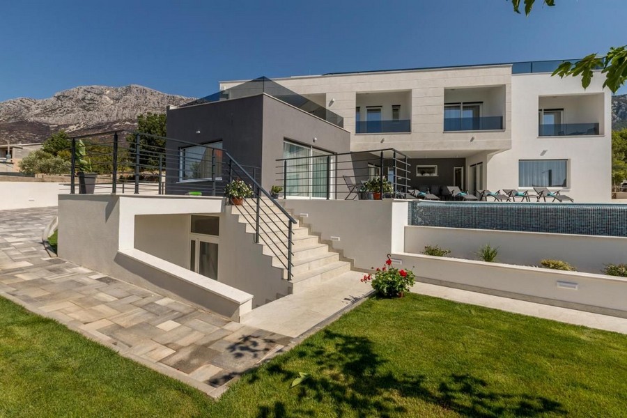 Villa avec jardin et escalier extérieur