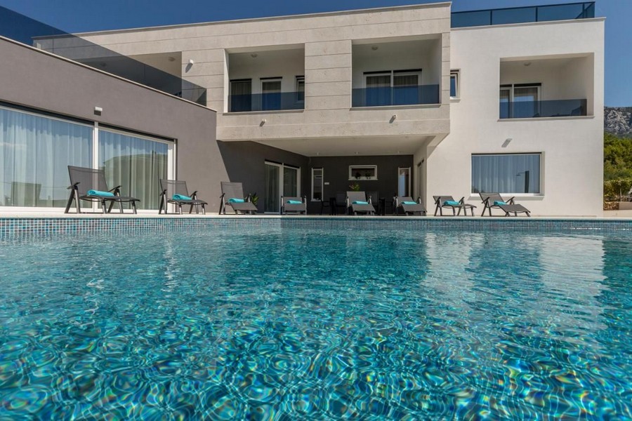 Piscine avec vue sur la villa