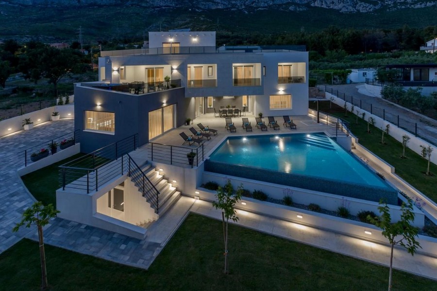 Villa H3512 de nuit à Split, Croatie - Panorama Scouting.