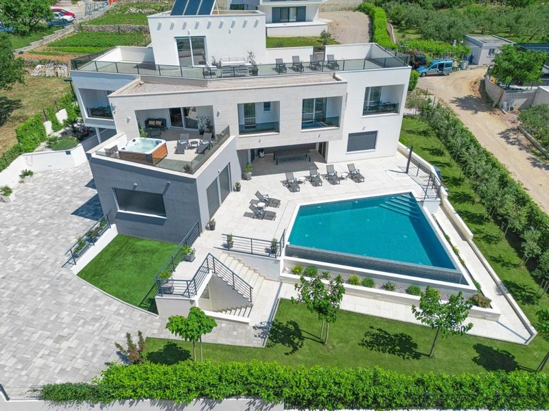 Villa de luxe moderne avec piscine et jardin