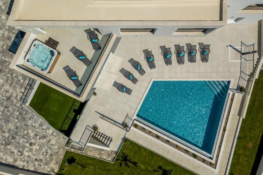 Vue aérienne de la villa avec piscine