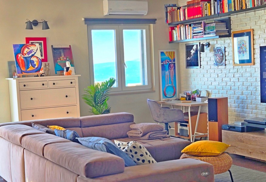 Salon moderne avec vue mer