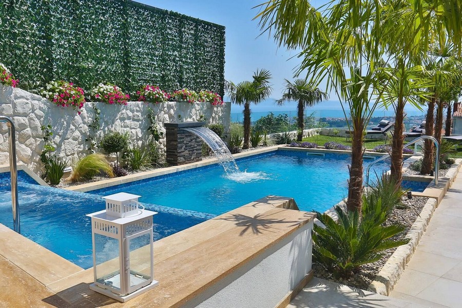 Piscine et vue mer du bien de luxe H3515 à Split, Croatie - Panorama Scouting.