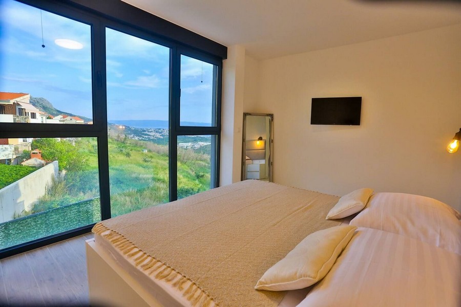 Chambre avec fenêtre panoramique et vue