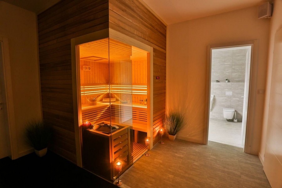 Sauna luxueux avec façade vitrée du bien H3515 en Dalmatie.