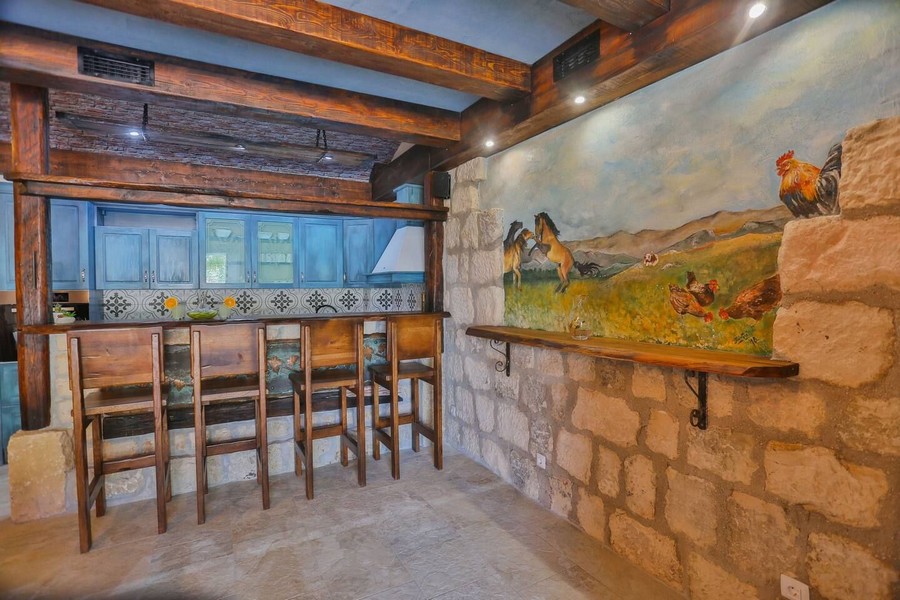 Bar rustique avec peinture murale