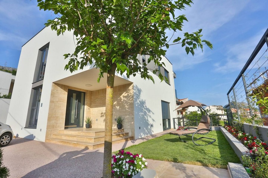 Entrée élégante de la maison avec jardin verdoyant - bien H3515 à Split.