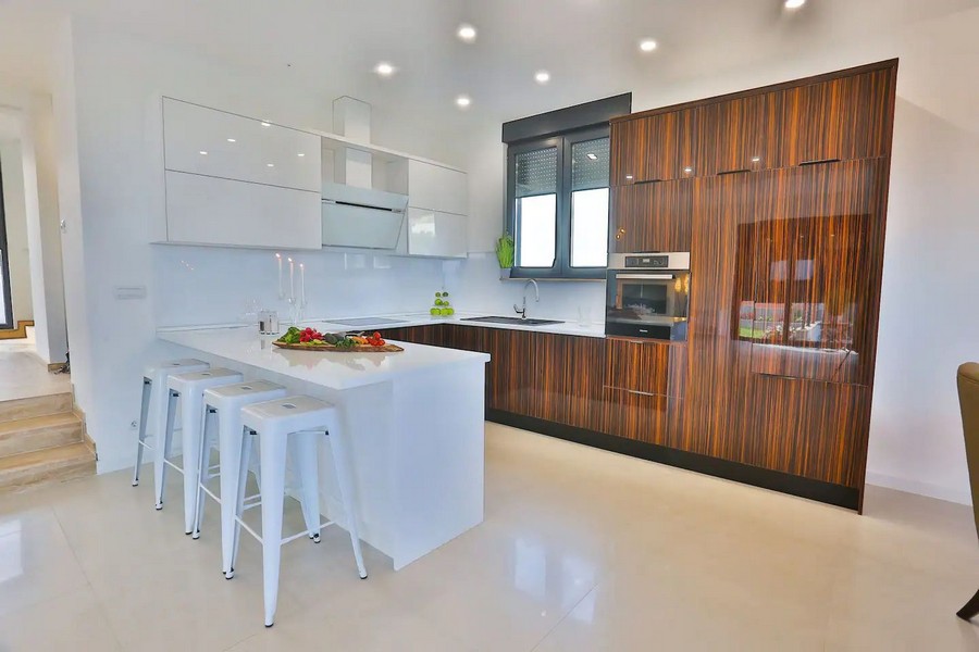 Cuisine haut de gamme avec tabourets de bar de la villa H3515 en vente en Croatie.
