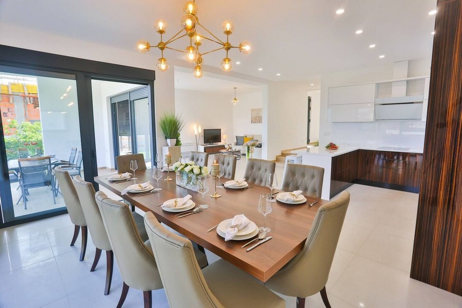 Coin repas lumineux avec grande table