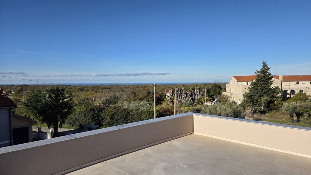 Toit-terrasse de la villa avec vue mer et parapet, Porec, Istrie