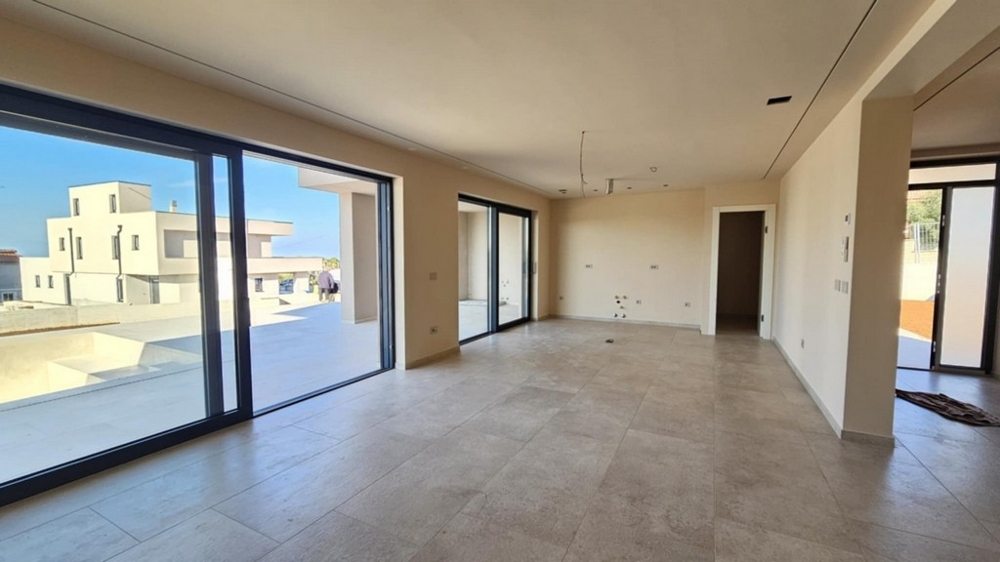 Séjour lumineux avec vitrage panoramique à hauteur d'étage dans la villa H3516