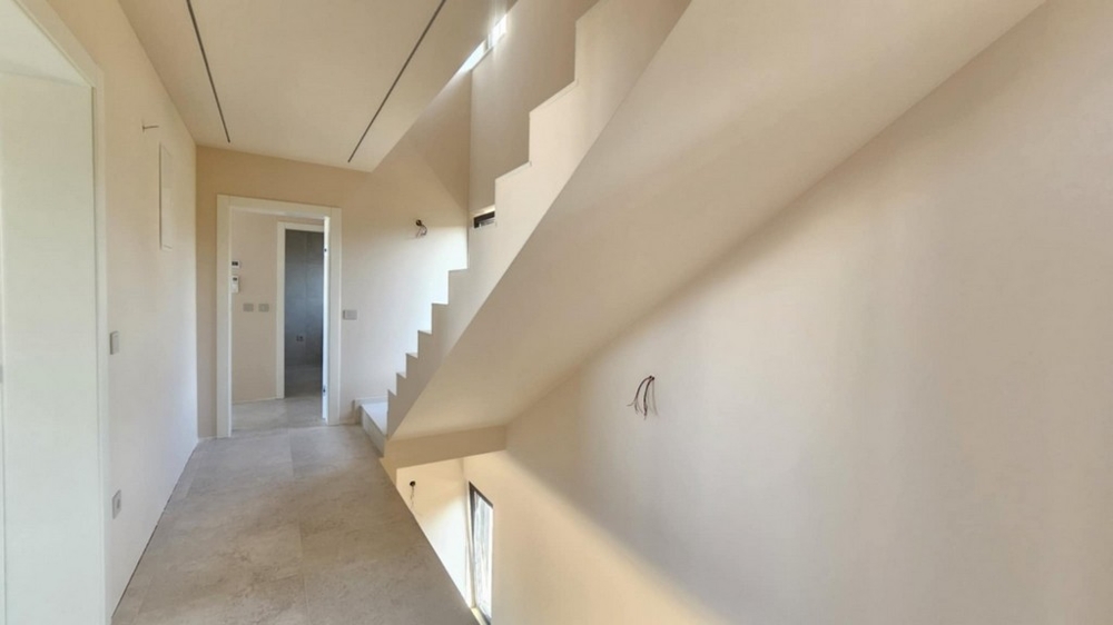 Escalier et couloir à l'étage de la villa neuve en Istrie