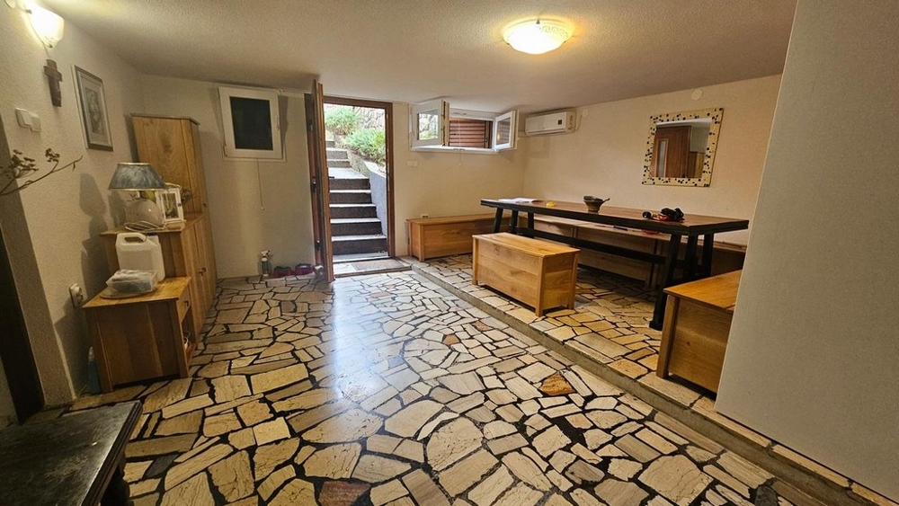 Séjour au design rustique avec escalier