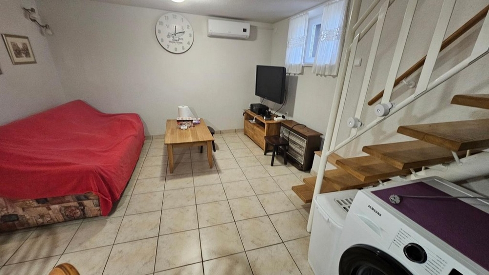Séjour agréable avec canapé et TV