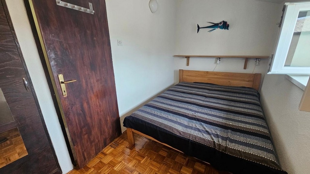 Chambre avec meubles en bois et fenêtre