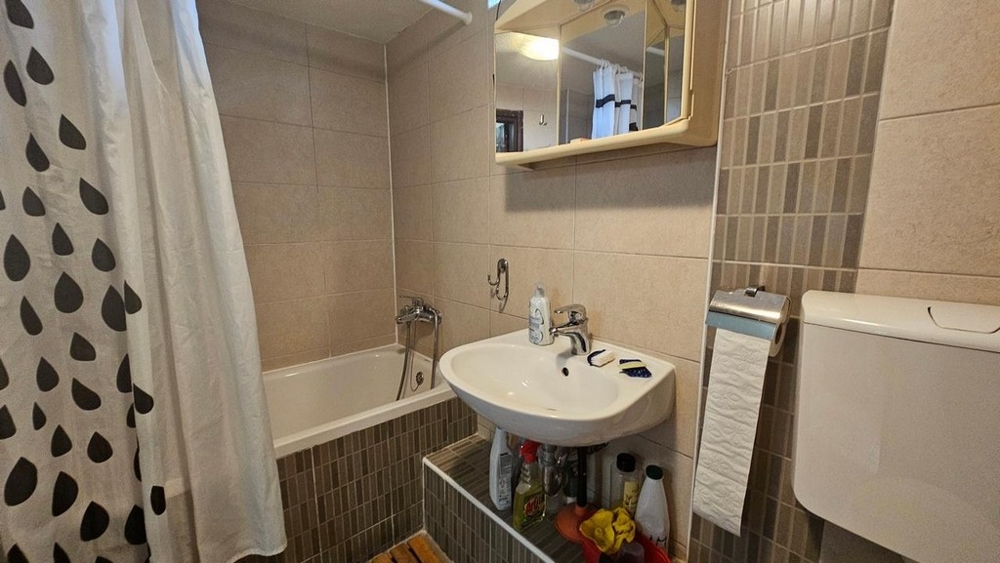 Salle de bains avec baignoire et carrelage