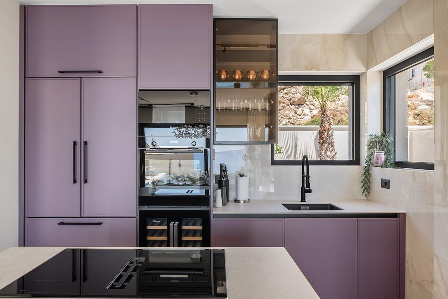 Cuisine moderne avec robinetterie violette.