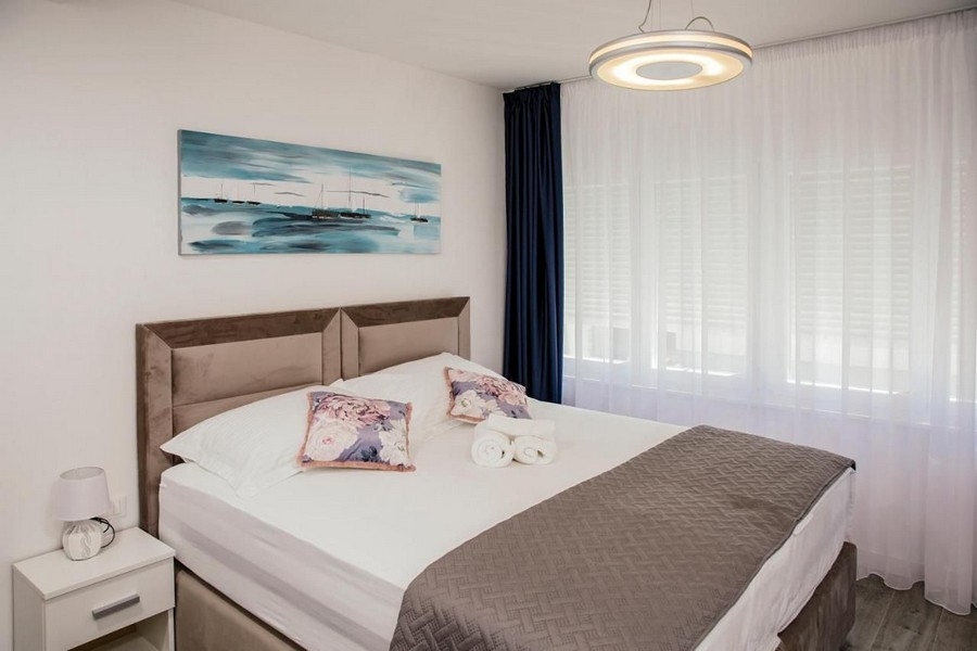 Chambre avec décoration murale