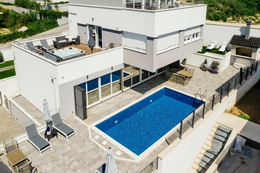 Villa H3527 avec piscine, photographiée en vue aérienne.
