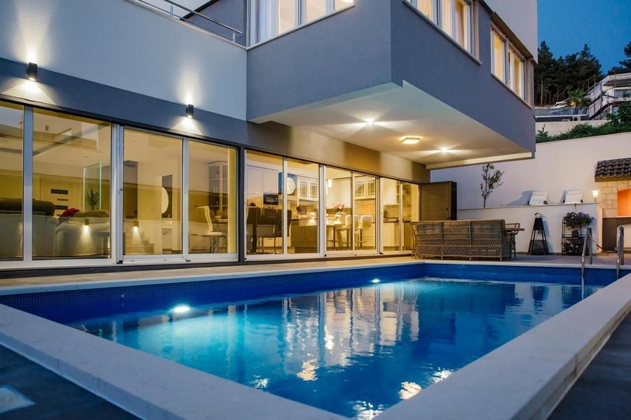 Vue extérieure de la villa avec piscine au crépuscule