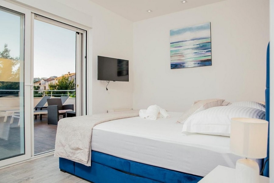 Chambre avec accès à la terrasse et télévision
