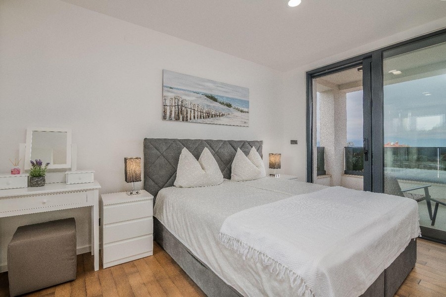 Chambre avec lit double et accès au balcon