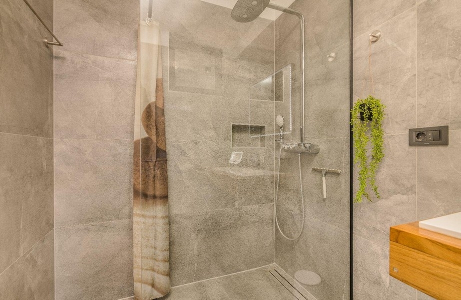 Salle de bains moderne avec douche à l'italienne