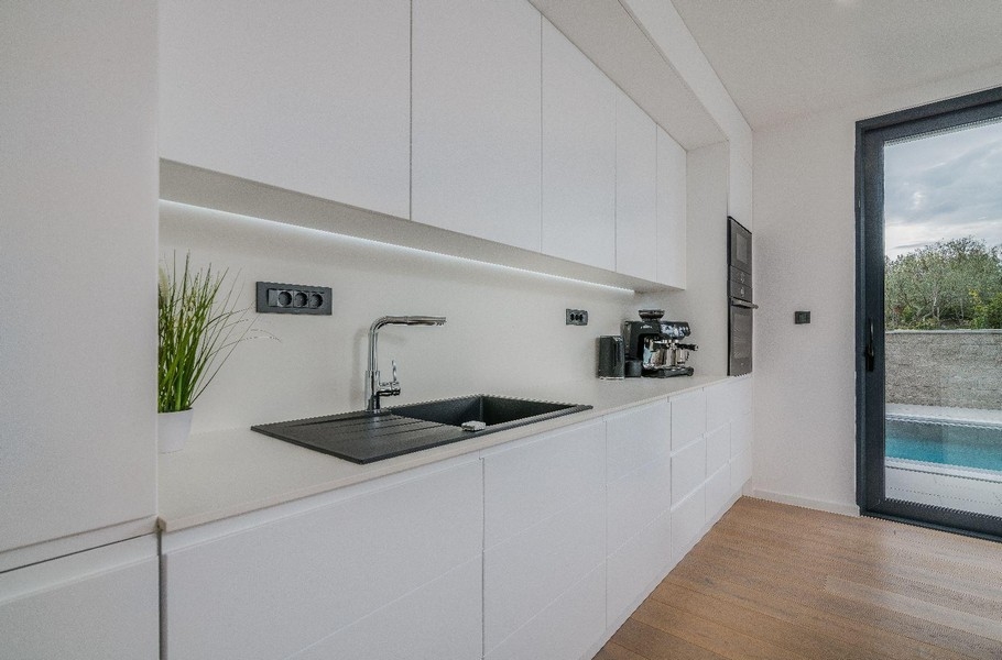 Kitchenette avec évier, machine à café et vue sur l'extérieur