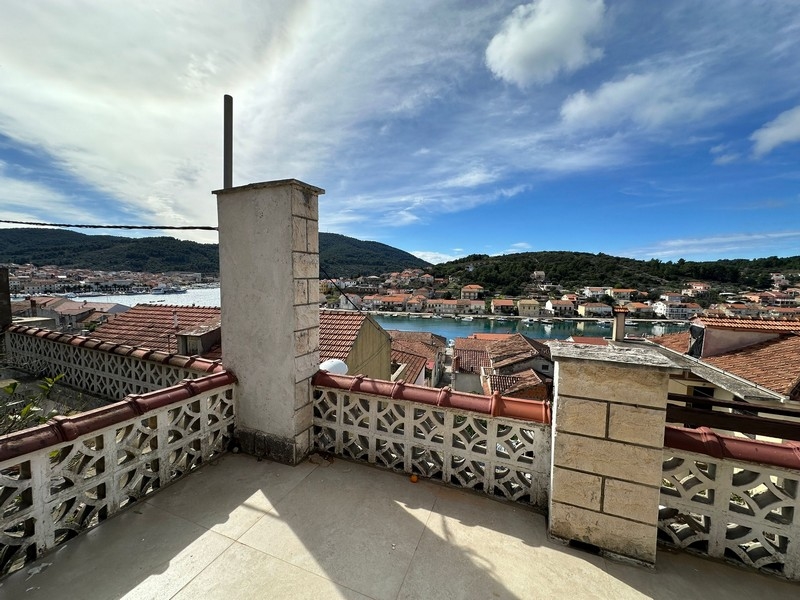 Toit-terrasse avec vue sur la ville et la mer du bien H3530 sur l'île de Korcula en Croatie.